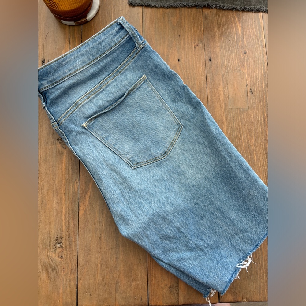 Universal thread mid Rise Bermuda Jean shorts - Picture 5 of 7